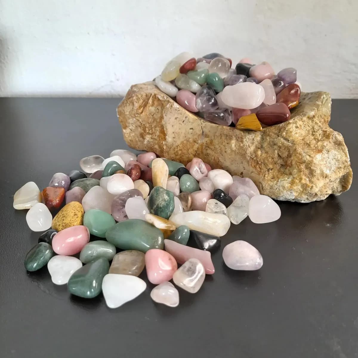 Pedra Rolada Sortida Mista Natural 1kg Artesanato Sortida Verde, Rosa, Azul, Roxo, Preto, Marrom, Amarelo, Lilas — imagem 3