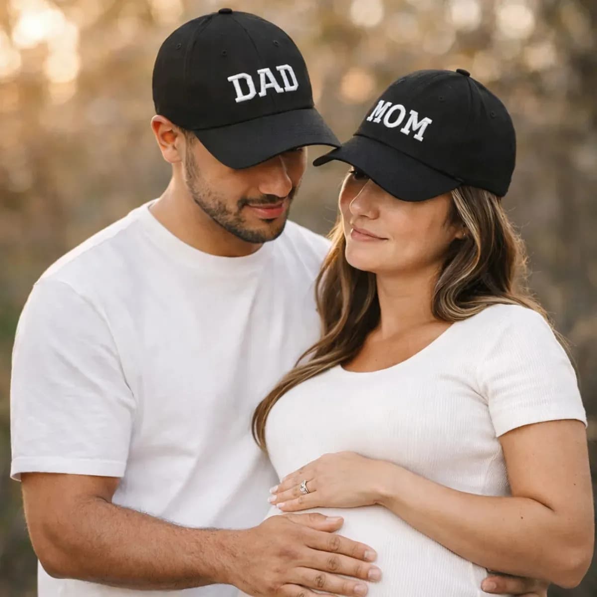 Kit 2 Bonés Dad E Mom Algodão Bordado Pai e Mãe Ajustável Unissex Cor Preto Com Branco Marca Zeltrix — imagem 3