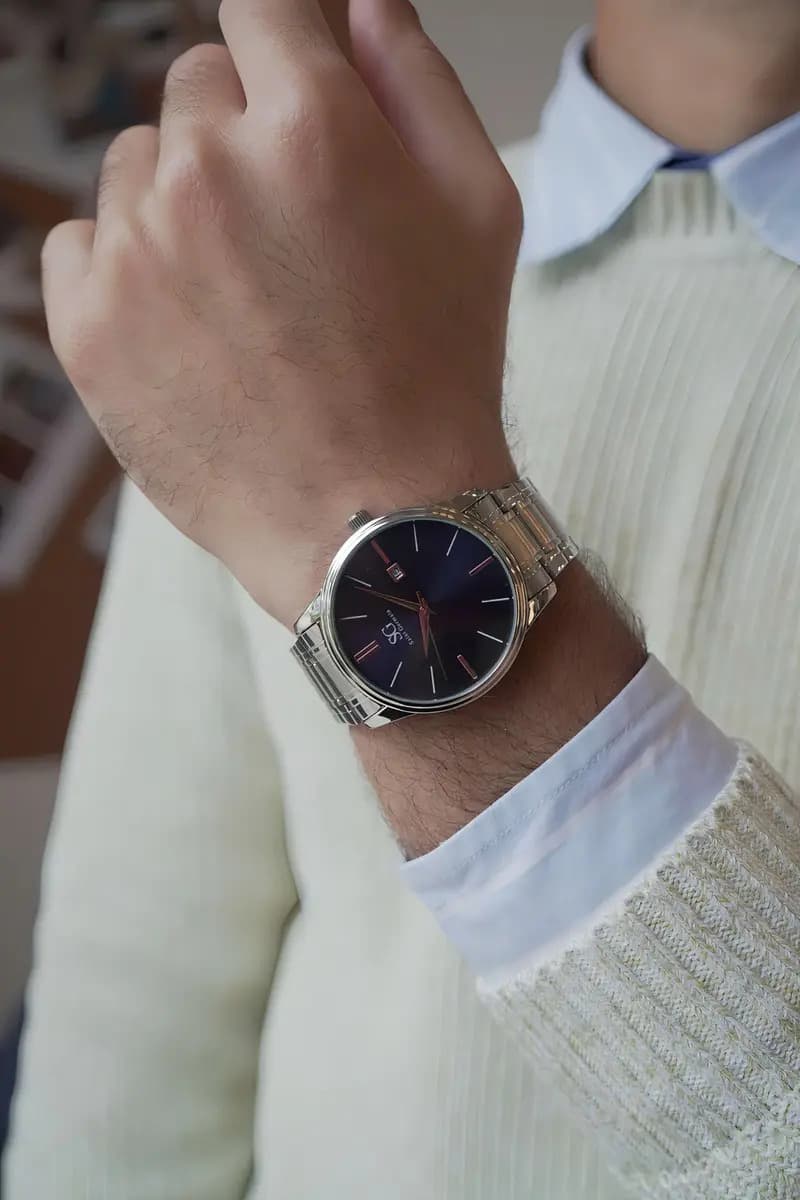 Relógio Masculino Clássico Pulseira Prata Correia Prateada Bisel Prateado Fundo Azul Marinho Saint Germain 42mm Elegante Detalhes Bronze — imagem 2