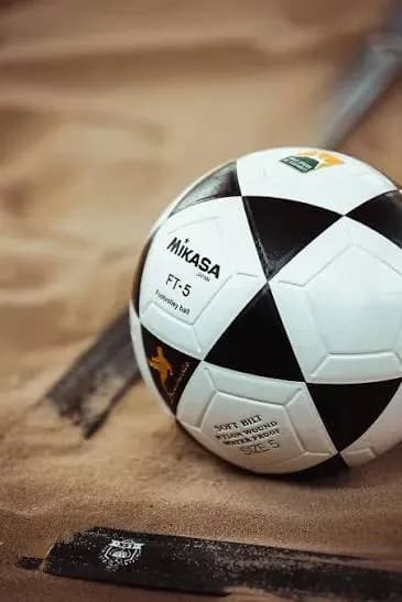 Bola de Futevolei FT5 Couro Sintetico Laminado Branco E Preto MIKASA — imagem 3